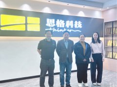 台拆卸800G光模块的耦合设备正在统一家公司的车